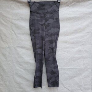 Lululemon High-Rise Pants in a Grey camouflage Pattern Size 2 Crop